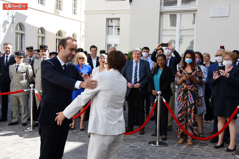 Le nouveau Ministre des Outre-mer, Sébastien Lecornu est accueilli par la ministre sortante, Annick Girardin Le nouveau Ministre des Outre-mer, Sébastien Lecornu est accueilli par la ministre sortante, Annick Girardin