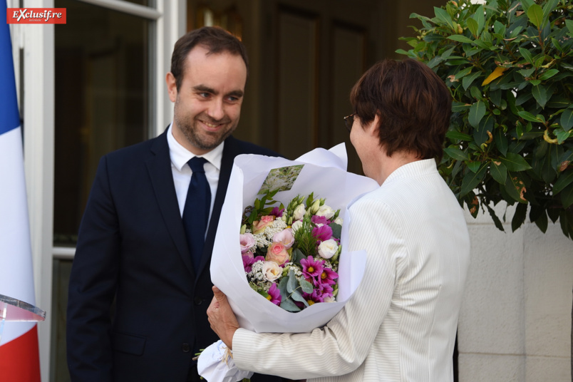 Très gentleman, le nouveau ministre a offert un bouquet à la désormais Ministre de la Mer Très gentleman, le nouveau ministre a offert un bouquet à la désormais Ministre de la Mer