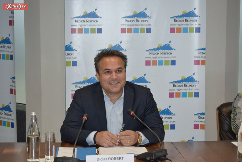 Il pense "à envoyer un bouquet de fleurs à l'agence Massilia..." Il pense "à envoyer un bouquet de fleurs à l'agence Massilia..."