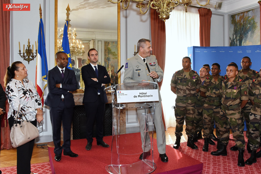 Le général Thierry Laval, commandant le SMA, présente au ministre la délégation, sous le regard de Maina Sage, députée de la Polynésie française, et du vice-président du Sénat, Thani Mohamed Soilihi, de Mayotte.