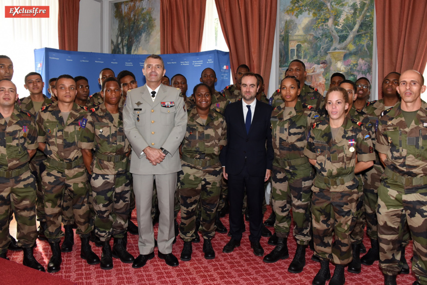 Photo de famille avec le général Thierry Laval et le ministre Sébastien Lecornu, qui est également colonel de réserve opérationnelle de la Gendarmerie Nationale Photo de famille avec le général Thierry Laval et le ministre Sébastien Lecornu, qui est également colonel de réserve opérationnelle de la Gendarmerie Nationale