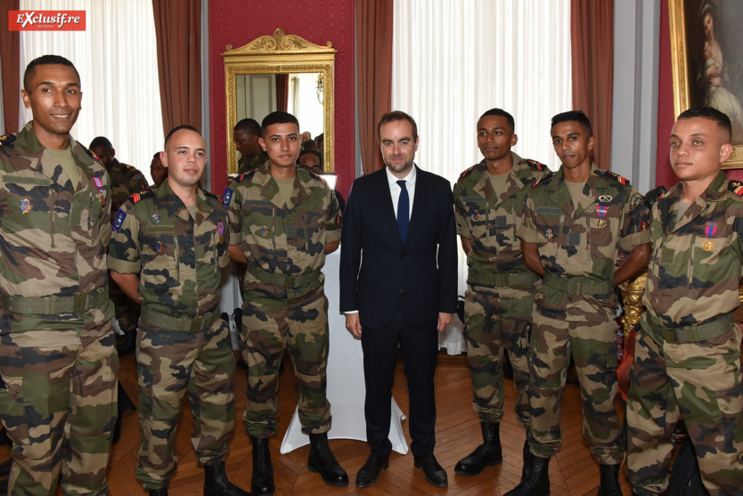 Le Ministre des Outre-mer et les soldats réunionnais du SMA Le Ministre des Outre-mer et les soldats réunionnais du SMA