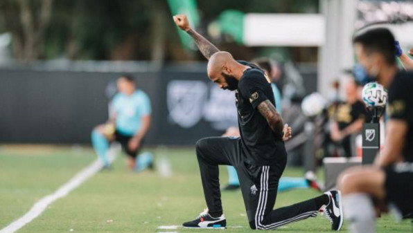 Thierry Henry, genou à terre, en hommage à George Floyd