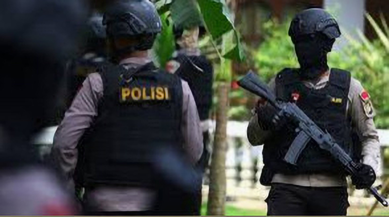 La police indonésienne l'a arrêté dans sa chambre d'hôtel où il était avec deux mineures... La police indonésienne l'a arrêté dans sa chambre d'hôtel où il était avec deux mineures...