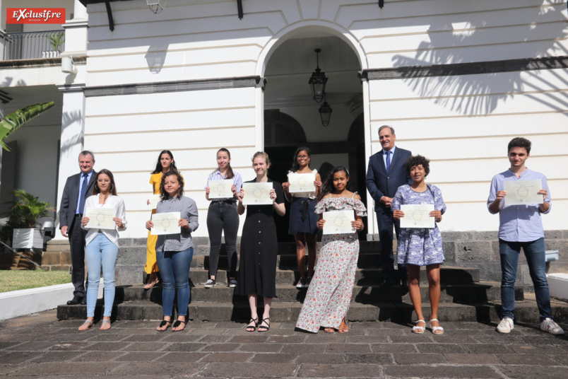 Les 9 bacheliers avec Jacques Billant, Préfet de La Réunion, et Francis Fonderflick, secrétaire général de l’Académie de La Réunion Les 9 bacheliers avec Jacques Billant, Préfet de La Réunion, et Francis Fonderflick, secrétaire général de l’Académie de La Réunion