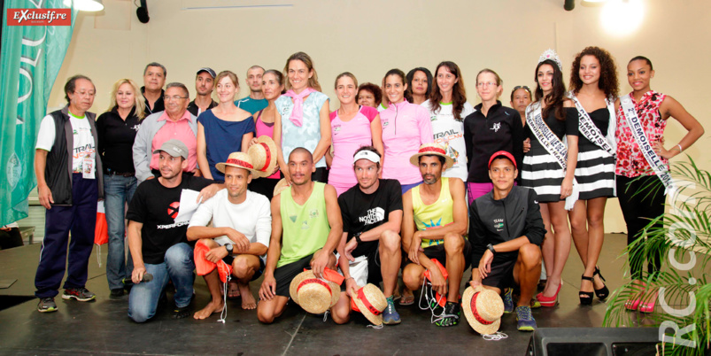 Une belle photo-souvenir de l’ancien gardien du volcan avec les gagnants et les officiels du Trail du Volcan