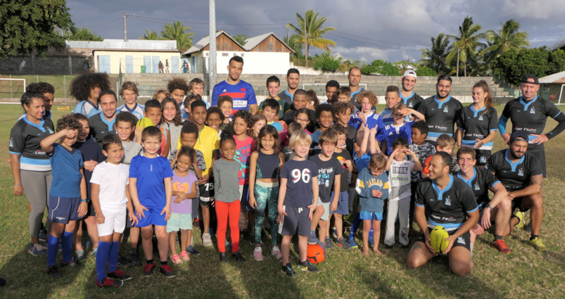 Photo de famille avec les adhérents de l’Etang-Salé Rugby-Club (Photo Samuel A)