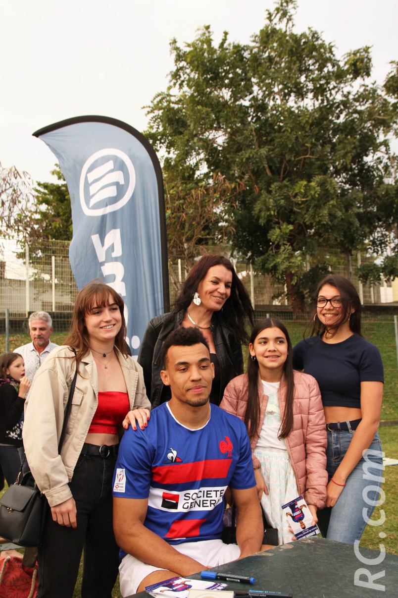 Jordan Sepho aux côtés de sa mère et de ses soeurs qui habitent aux Avirons Jordan Sepho aux côtés de sa mère et de ses soeurs qui habitent aux Avirons