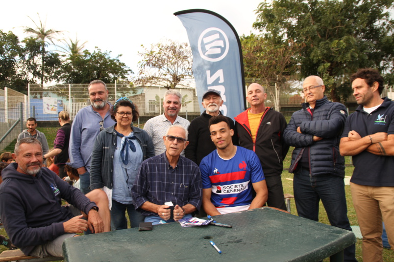 En présence des officiels, dont le président du club de rugby de la commune de l’Etang-Salé, Jérôme Agénor, Jean-Claude Lacouture, premier magistrat de la ville d’accueil, s’est entretenu avec le jeune champion