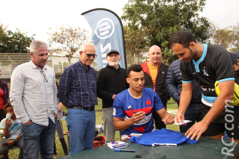 Signature des autographes à l’issue de la séance d’entraînement Signature des autographes à l’issue de la séance d’entraînement