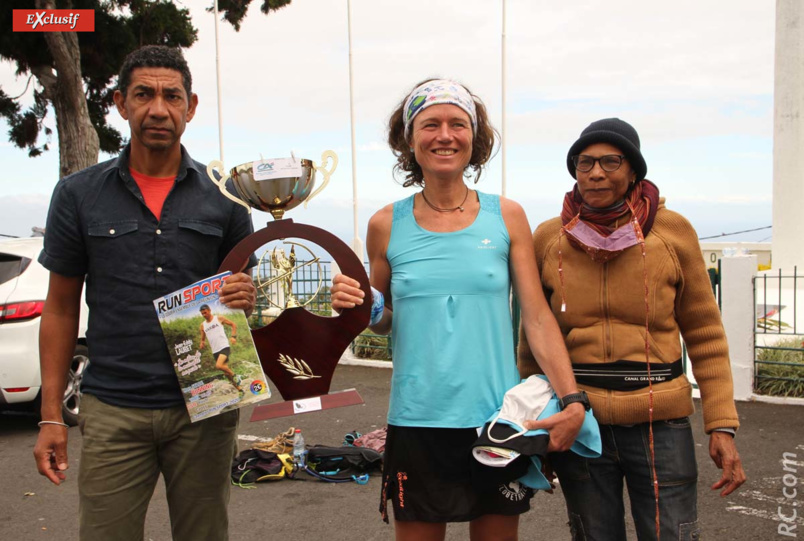 Bruno Vaïti, adjoint aux sports à Trois-Bassins, et Nicaise Contau, présidente du club d'Athlétisme de Trois-Bassins, félicitent Maud Combarieu arrivée dans l'île quatre jours seulement avant la course !