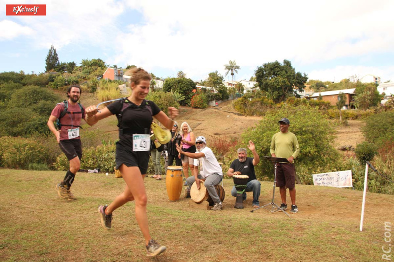 Au rythme du groupe des Chocas Bleus, à moins de 1 km de l'arrivée Au rythme du groupe des Chocas Bleus, à moins de 1 km de l'arrivée