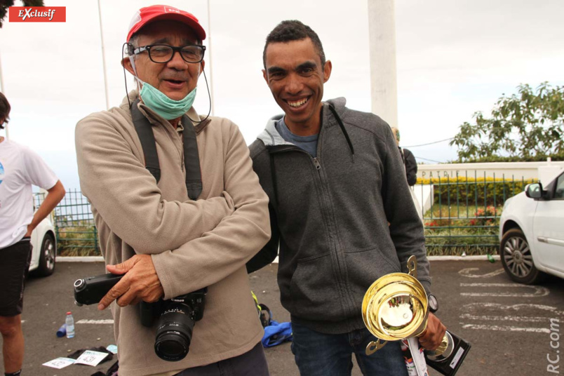 Echanges de commentaires entre Gil Victoire et Géraldo Trulès, du genre: «Tu m'as pris en photo?» Echanges de commentaires entre Gil Victoire et Géraldo Trulès, du genre: «Tu m'as pris en photo?»
