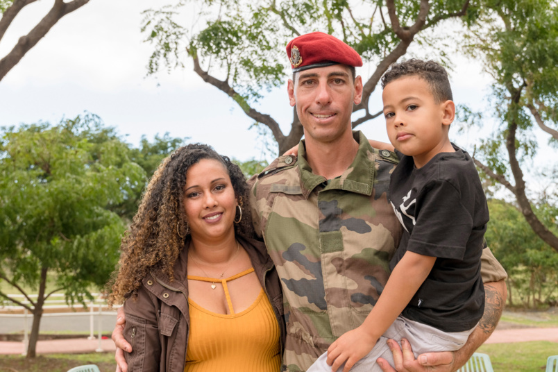 Soldat Damien Alexandre avec son épouse et leur fils