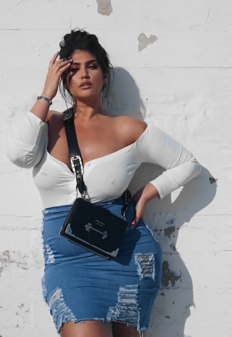 Elle pose aussi avec des vêtements...