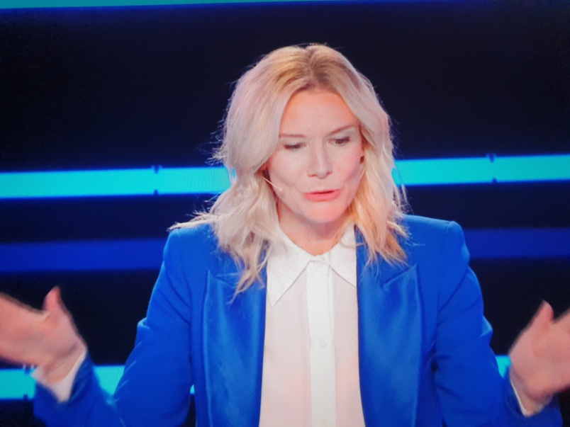 L'animatrice de la conférence de presse L'animatrice de la conférence de presse