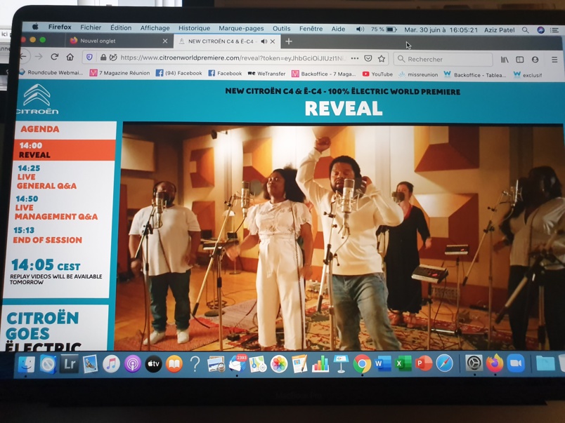 Une animation musicale juste avant le début de la conférence de presse Une animation musicale juste avant le début de la conférence de presse