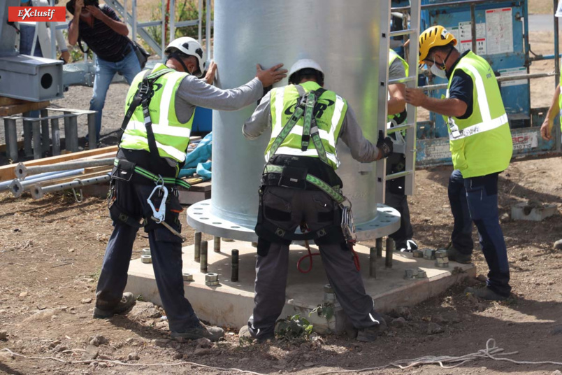 On pose le pylône... On pose le pylône...