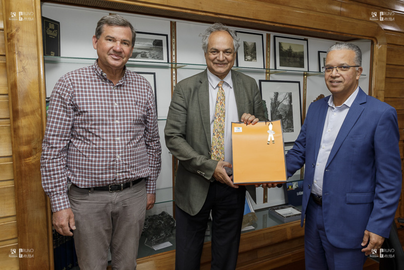 Daniel Gonthier, Vêlayoudom Marimoutou, et Cyrille Melchior (photo Bruno Bamba) Daniel Gonthier, Vêlayoudom Marimoutou, et Cyrille Melchior (photo Bruno Bamba)