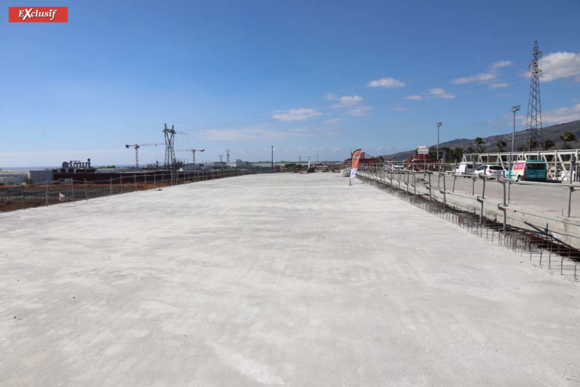 Un ouvrage de 430 m de long et de 26 m de large Un ouvrage de 430 m de long et de 26 m de large