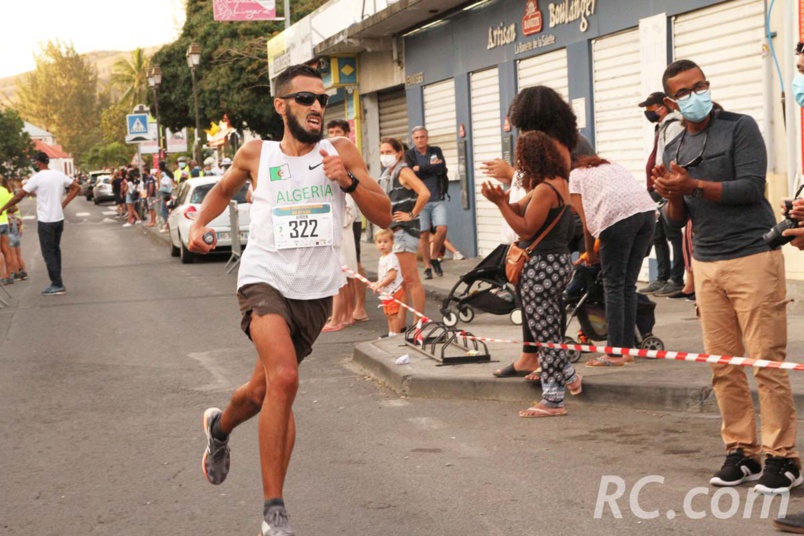 Dans le deuxième tour, Adrien Chouchou menait la course. Il terminera 4ème, avec un maillot «Algéria» sur les épaules Dans le deuxième tour, Adrien Chouchou menait la course. Il terminera 4ème, avec un maillot «Algéria» sur les épaules