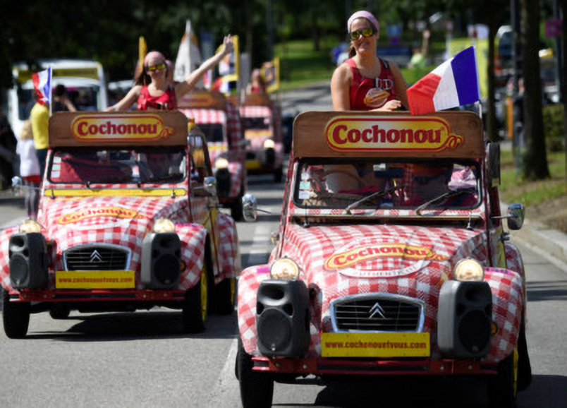 La célèbre caravane Cochonou avec ses 2CV à carreaux, impossible de la rater !
