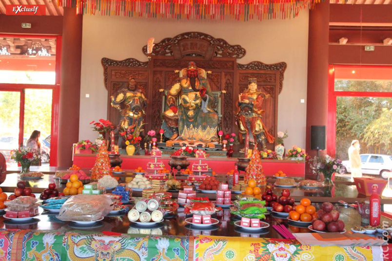 Jour de fête pour l'anniversaire de Guandi à qui on a offert plein d'offrandes Jour de fête pour l'anniversaire de Guandi à qui on a offert plein d'offrandes