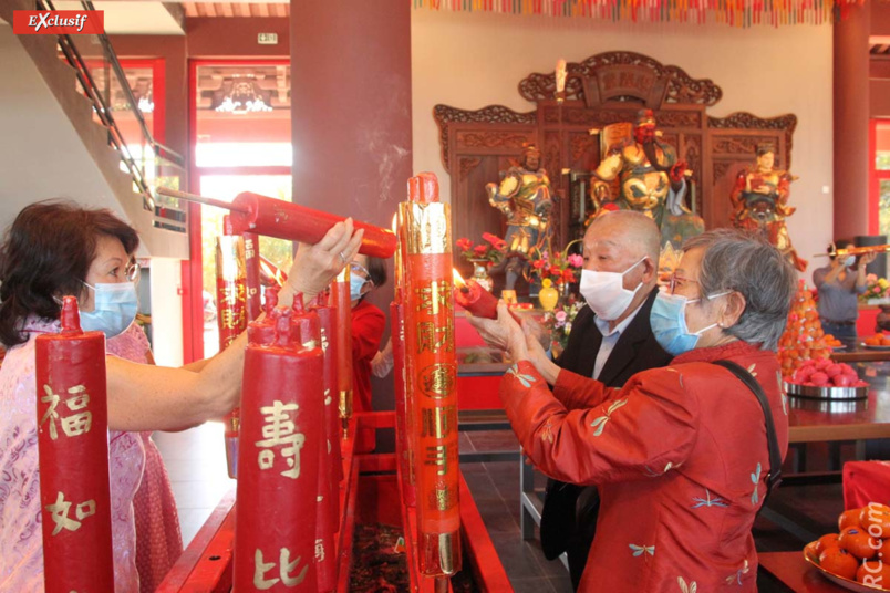 Jeunes et moins jeunes ont brûlé plusieurs dizaines de bougies en l'honneur de Guandi Jeunes et moins jeunes ont brûlé plusieurs dizaines de bougies en l'honneur de Guandi
