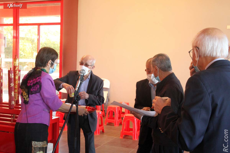 Du thé offert aux vénérables Du thé offert aux vénérables