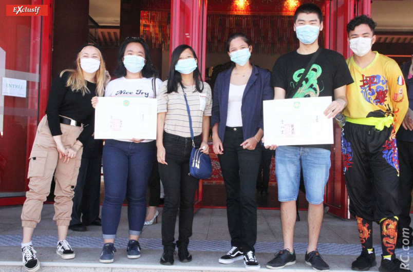 Des étudiants fiers de présenter leur nouveau diplôme: félicitations! Des étudiants fiers de présenter leur nouveau diplôme: félicitations!