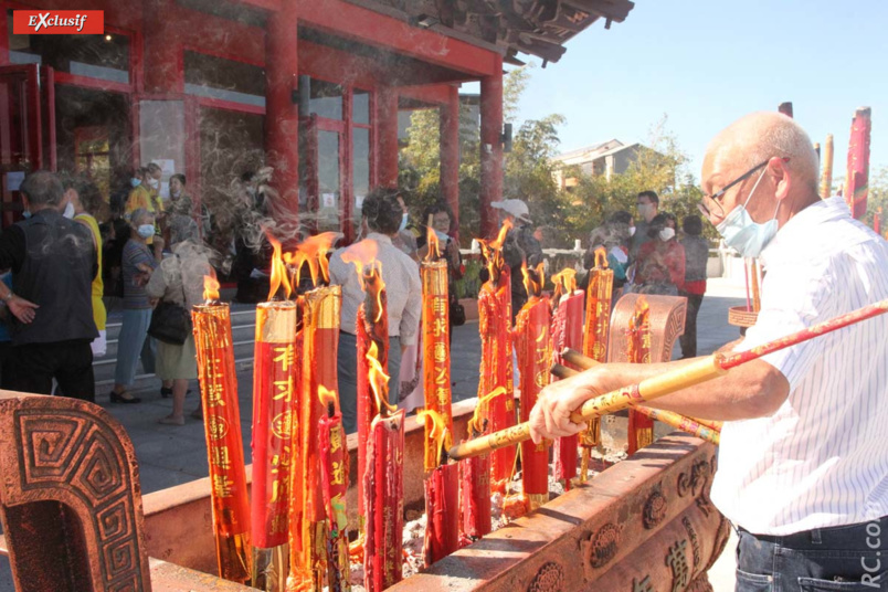 On a aussi brûlé des bougies à l'extérieur du temple