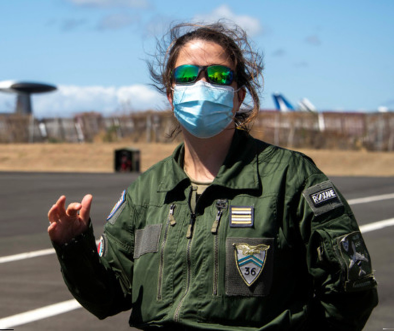 Lieutenant-colonel Emilie, 37 ans, navigateur à bord de l'AWACS, avec pour mission le suivi du plan de vol