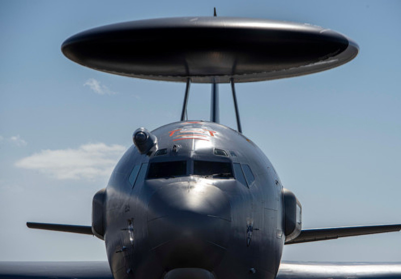Un double radar qui permet de détecter avions et bateaux dans un rayon de 400 kilomètres...