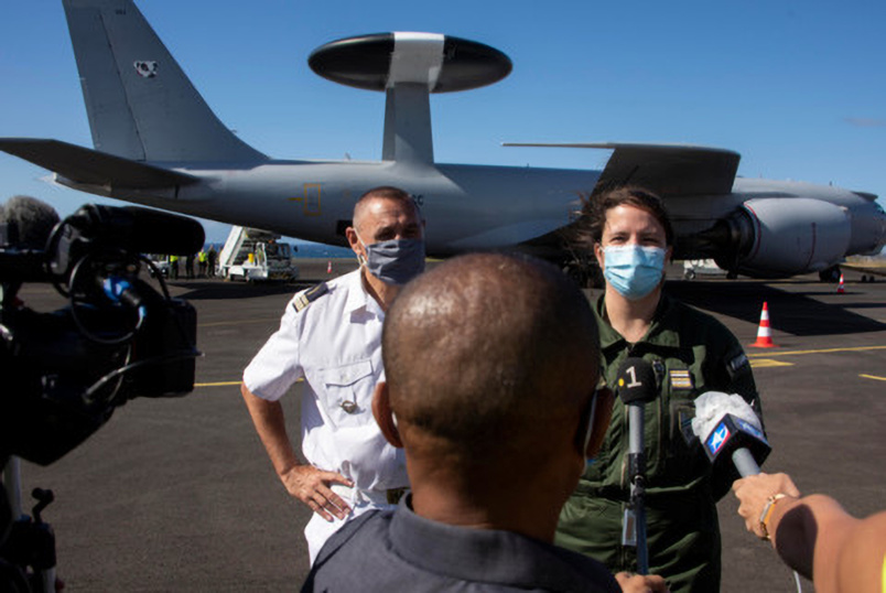Emilie face à la presse locale avec le lieutenant-colonel Sébastien Rivas, commandant du DA 181