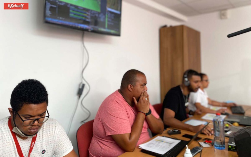 Tout le monde fidèle au poste à la régie du studio MUTA Tout le monde fidèle au poste à la régie du studio MUTA