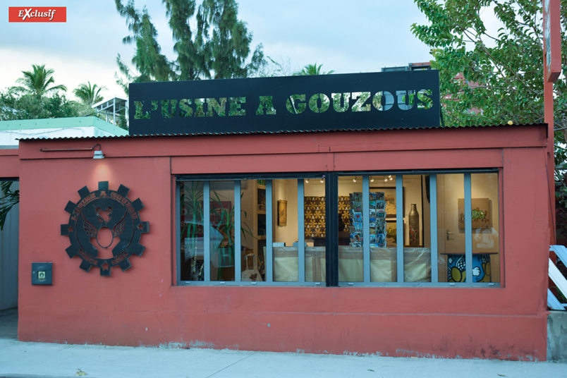 A Saint-Pierre, L'Usine à Gouzous à l'avant et la Galerie Very Yes à l'arrière A Saint-Pierre, L'Usine à Gouzous à l'avant et la Galerie Very Yes à l'arrière