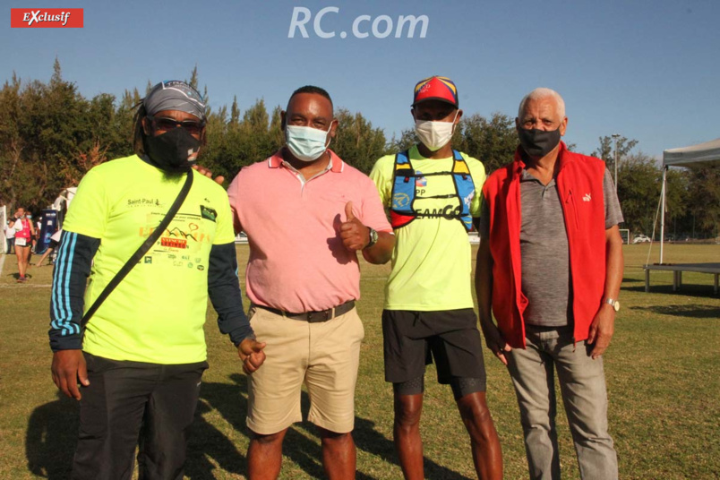 Le président de Trail Rando Passion, Jean-Patrice Payet et ses dalons accueillent Jan-Claude Prianon, président de la Ligue Réunionnaise d’Athlétisme