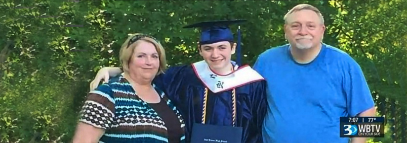 Cathy et Johnny Peoples avec leur fils il y a quelques années de cela Cathy et Johnny Peoples avec leur fils il y a quelques années de cela