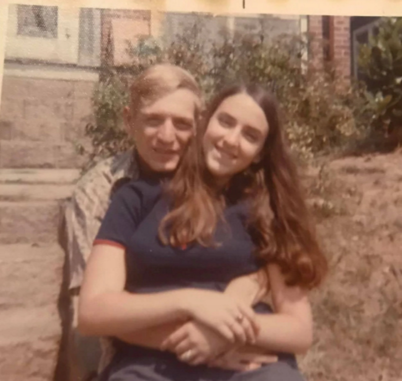 Amoureux depuis 50 ans, mariés depuis 48 ans, décédés ensemble main dans la main... Amoureux depuis 50 ans, mariés depuis 48 ans, décédés ensemble main dans la main...