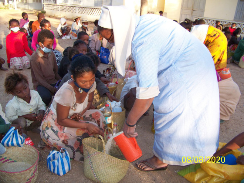 Enfants du Monde-Réunion distribue déjà des vivres sur place...