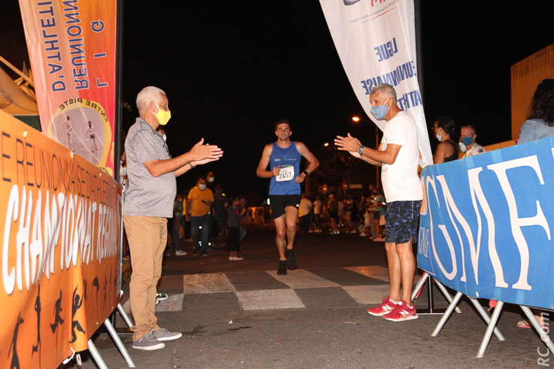Quand Jean-Claude et Jean-Louis forment le comité d’accueil des arrivants Quand Jean-Claude et Jean-Louis forment le comité d’accueil des arrivants