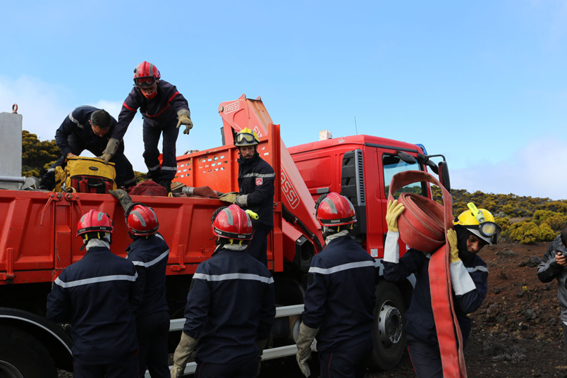 Les pompiers à pied d'oeuvre Les pompiers à pied d'oeuvre