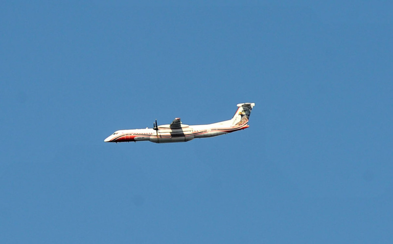 Un bel oiseau dans le ciel pouvant transporter 10 000 litres d'eau. Le DASH reste à La Réunion jusqu'en décembre