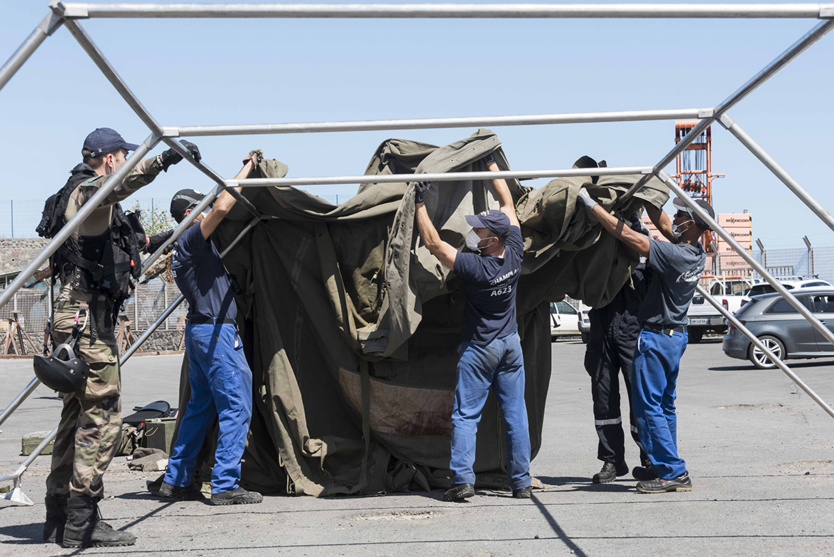 Une tente modulable est montée afin de rassembler les blessés Une tente modulable est montée afin de rassembler les blessés