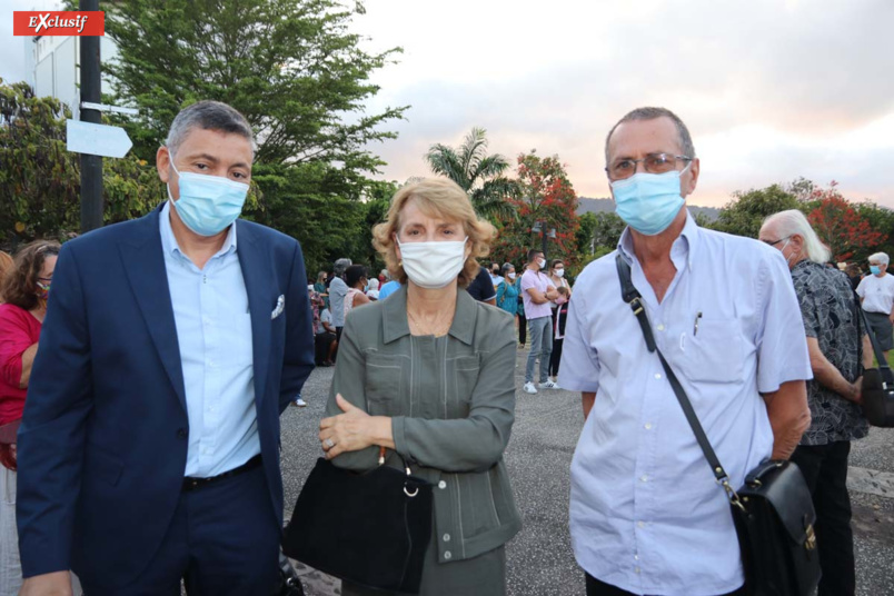 Hommage au professeur décapité sur le Parvis des Droit de l'Homme Hommage au professeur décapité sur le Parvis des Droit de l'Homme