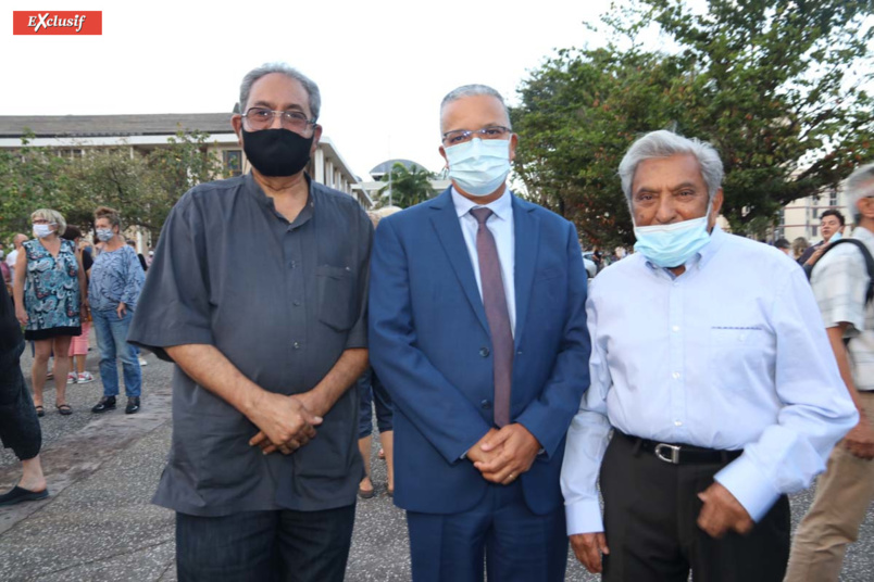Hommage au professeur décapité sur le Parvis des Droit de l'Homme Hommage au professeur décapité sur le Parvis des Droit de l'Homme