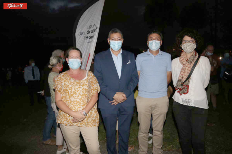 Hommage au professeur décapité sur le Parvis des Droit de l'Homme Hommage au professeur décapité sur le Parvis des Droit de l'Homme