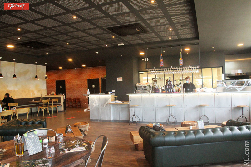 Un cadre chaleureux et ambiance espagnole chez Papa's qui peut servir 140 couverts en même temps Un cadre chaleureux et ambiance espagnole chez Papa's qui peut servir 140 couverts en même temps