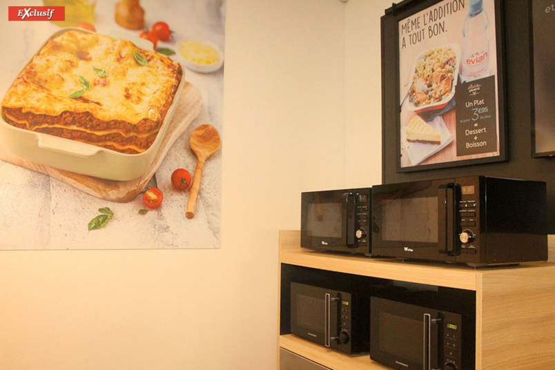 Un coin restauration chez Picard où on peut utiliser le four à micro-ondes Un coin restauration chez Picard où on peut utiliser le four à micro-ondes