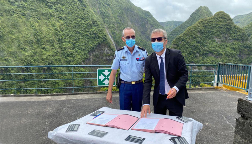 Le colonel Pierre Poty est nommé commandant de la Gendarmerie de La Réunion, et  Olivier Meyrueis, directeur d'EDF Réunion, ont signé une convention Le colonel Pierre Poty est nommé commandant de la Gendarmerie de La Réunion, et  Olivier Meyrueis, directeur d'EDF Réunion, ont signé une convention